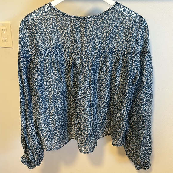 Abercrombie & Fitch sheer floral key hole blouse. - Picture 5 of 6